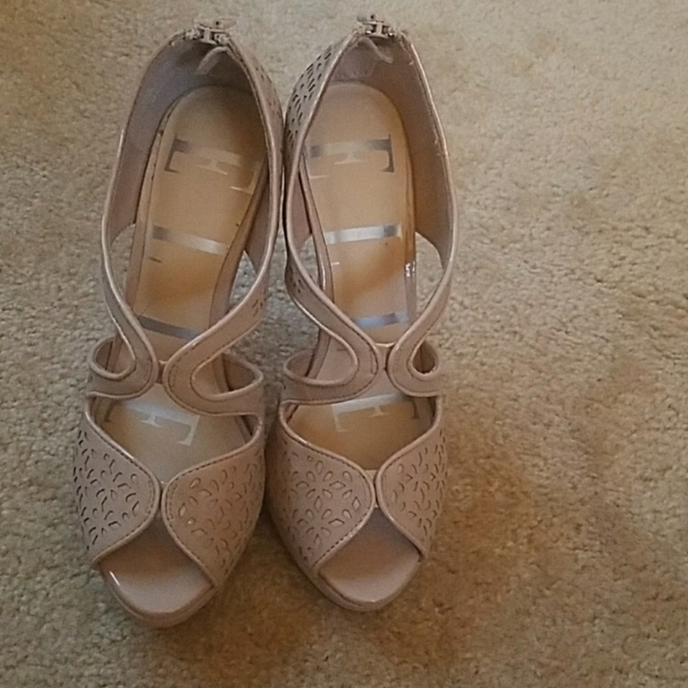 Elle size 6 tan heels. Beautiful condition.